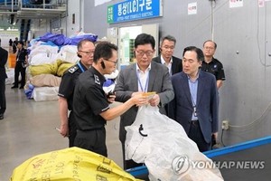 7月24日，在仁川几行国际邮件物流中心，韩国关税厅（海关）厅长高光孝（前中）检查通关强化措施落实情况。（图：韩联社）