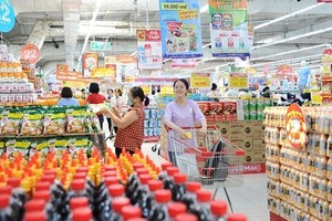 消费者在超市选购国货。（图：VGP）