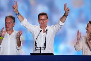 7月24日，在西班牙马德里，人民党主席阿尔韦托·努涅斯·费霍与支持者互动。（图：AP）