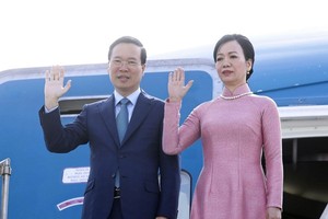 国家主席武文赏偕夫人和越南高级代表团已抵达首都罗马。（图：越通社）