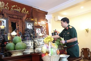 国防部部长潘文江大将上香缅怀党中央原总书记、越南人民军政治总局原主任黎可漂上将。（图：国防部官网）