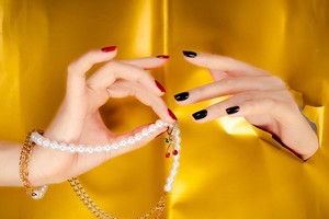 裴氏秋线的美手与首饰合照。