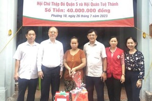 向贫困户移交“红十字会屋”工程