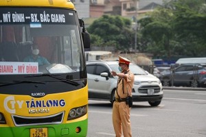 交警在执行检查违规车辆任务。（图：黎庆）
