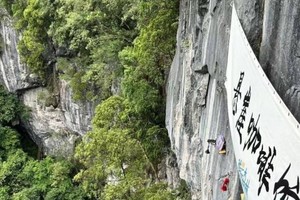 游客在二百米高悬崖喝咖啡。