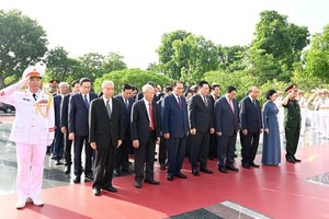 党政领导缅怀英雄烈士