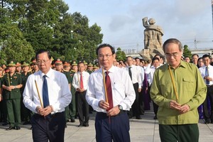 市领导上香缅怀英雄烈士