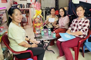 郡妇女联会探望华人革命有功者冯月兰。