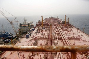 这是6月12日在也门荷台达附近海域拍摄的“萨菲尔”号油轮。（图：新华社）