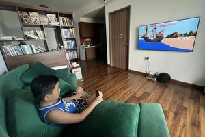 一整天在家，如果没有定下任何计划时间表，小孩容易拿起手机玩或看电视娱乐。