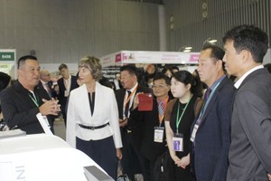 Informa Markets 美容部总经理Claudia Bonfiglioli与诸位代表参观展览。