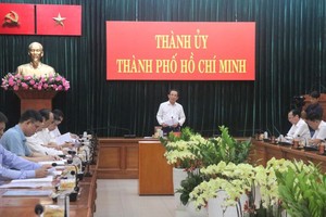 市委书记阮文年（中）主持会议。（图：TTO）