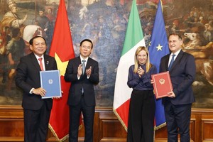 越南国家主席和意大利总理见证两国签署合作协议。（图：越通社）