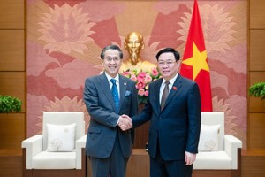 国会主席王廷惠（右）与日本政府内阁特别顾问前田匡史握手合影。（图：国会）