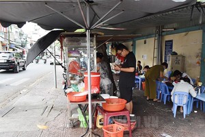 暂时使用部分街道、人行道务必按照规定收费。（图：市党部新闻网）