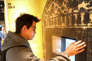 游客了解文庙国子监的进士碑。（图：越通社）