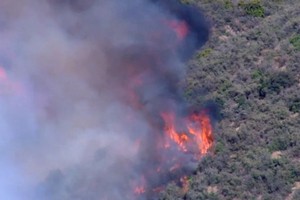 当地时间7月27日，“邦尼山火”在河滨县阿瓜加社区附近燃烧。(图：OnScene.TV)