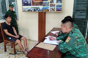 谅山省巴山边防哨所部队正在录取一名人口拐卖犯罪嫌疑人的供词。（图：为全）