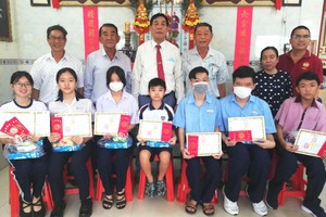 华人社团向优秀子弟派发奖学金