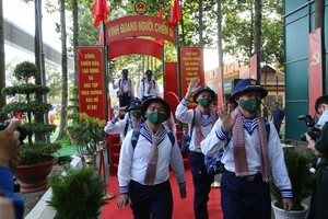 本市青年啟程入伍。