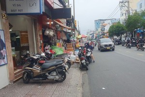 第三郡八月革命街人行道、街道被佔用。