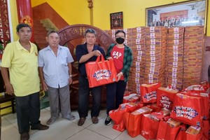 林氏大宗祠派发盂兰节礼物。