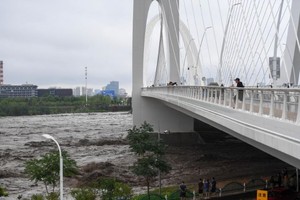 这是7月31日在北京市新首钢大桥上拍摄的永定河水流。北京市水文总站于31日11时发布洪水红色预警。（图：新华社）