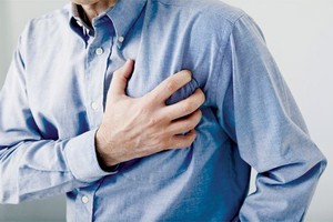 心脏感觉突然撞一下或是心脏病