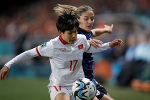 两国球员争球。（图：互联网）