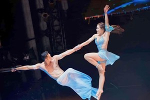 宪福与清华合演的“爱情时刻”高空走绳双人组节目荣获金牌。（图：本市南方艺术剧院）