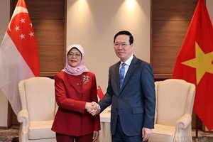 5月5日，越南国家主席武文赏（右）会见新加坡总统哈莉玛·雅各布。（图：越通社）