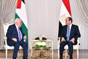 7月31日，埃及总统塞西（右）在埃及新阿拉曼市会见到访的巴勒斯坦总统、巴勒斯坦民族解放运动（法塔赫）主席阿巴斯。（图：新华社）