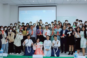 文献大学领导与热爱书法的大学生合照留念。