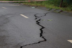 胡志明路局部坍塌民众迁离危险区
