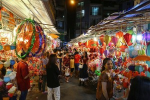 第五郡梁汝学花灯街。