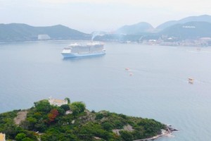 海洋光谱号游船停泊在芽庄湾附近。（图：明泉）