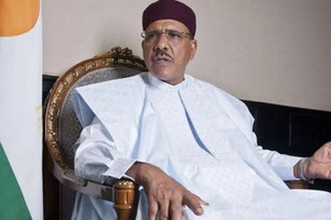 被扣押的尼日尔总统巴祖姆。（图：互联网）