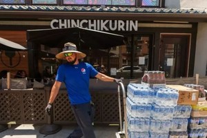 司机何塞·维韦罗斯(Jose Viveros)在洛杉矶小东京区送饮料。（图：AP）