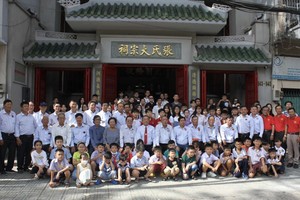 张氏宗祠全体理事会与优秀生合影留念。