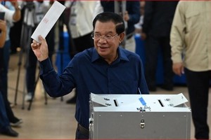 柬埔寨人民党主席、柬埔寨首相洪森参加投票。（图：AFP）