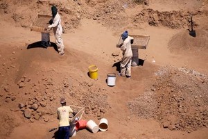 非法钻石开采者在南非被称为“zama-zamas”的非法采矿区进行开采。（图：路透社）