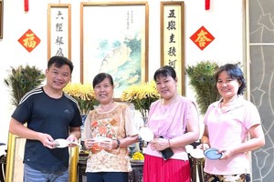毕剑雄的３位千金（左二为次女毕桂芝）向本文作者麒麟（左一）捐赠父亲遗物。