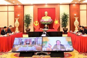 党中央总书记与柬首相通电