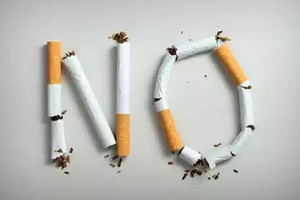 抽烟不仅伤肺还毁眼