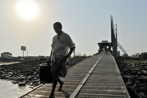 孟加拉国吉大港一码头，当地人准备登船。（图：互联网）