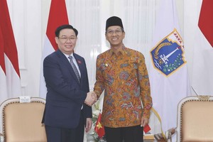 国会主席王廷惠会见印尼大雅加达首都特区省长赫鲁‧布迪哈托诺。（图：越通社）