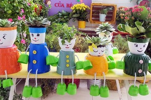 第七郡富美坊美富幼儿园教员充分利用回收材料制成可爱的绿树角落。