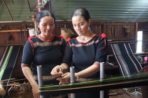 向妇女传授埃德族传统织锦技术。