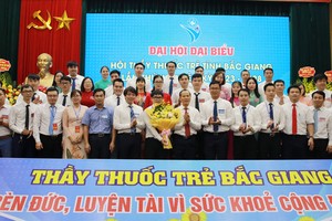 中央和省级领导向北江省年轻医师协会新一届执委会表成员表示祝贺时合影理念。（图：北江报）