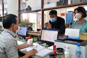 平新郡平兴和A坊卷宗干部受理和为人民解决行政手续。